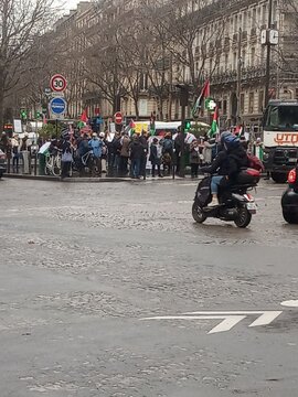 Manifestations à Paris place saint augustin pour rendre hommage a Aaron Bushnell le militaire américain et en guise du soutien au Palestiniens, vendredi 1er mars 2024. 
