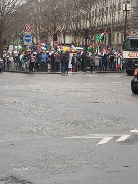 Manifestations à Paris place saint augustin pour rendre hommage a Aaron Bushnell le militaire américain et en guise du soutien au Palestiniens, vendredi 1er mars 2024. 
