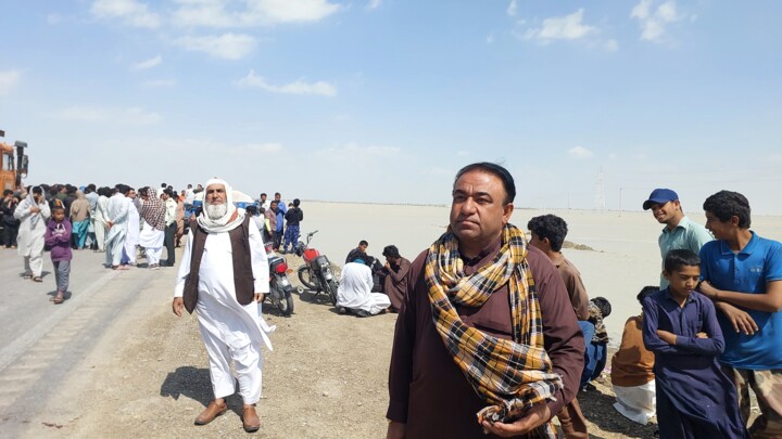 خدمت‌رسانی گروه‌های جهادی بسیج به ۳۰ روستا سیل‌زده در دشتیاری