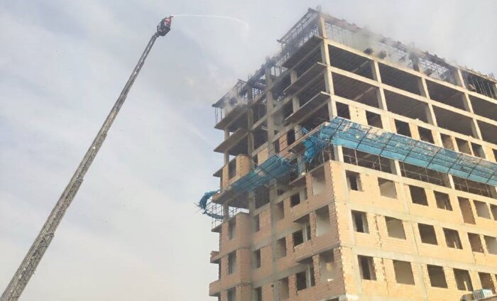 مجتمع ۱٠طبقه در حال ساخت در محله شهید  بهشتی شهرری دچار حریق شد