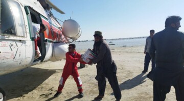 اقلام زیستی با بالگرد به ۱۸ روستا در سیستان و بلوچستان ارسال شد