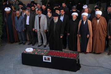 Prière mortuaire sur le corps de l'ayatollah Emami-Kashani