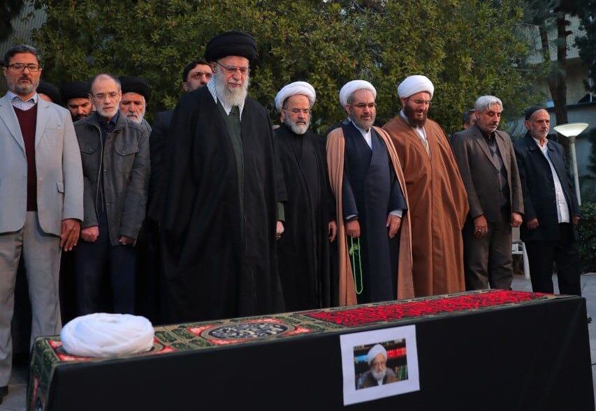 رہبر انقلاب اسلامی نے مرحوم آیت اللہ کاشانی کی نماز جنازہ پڑھائي