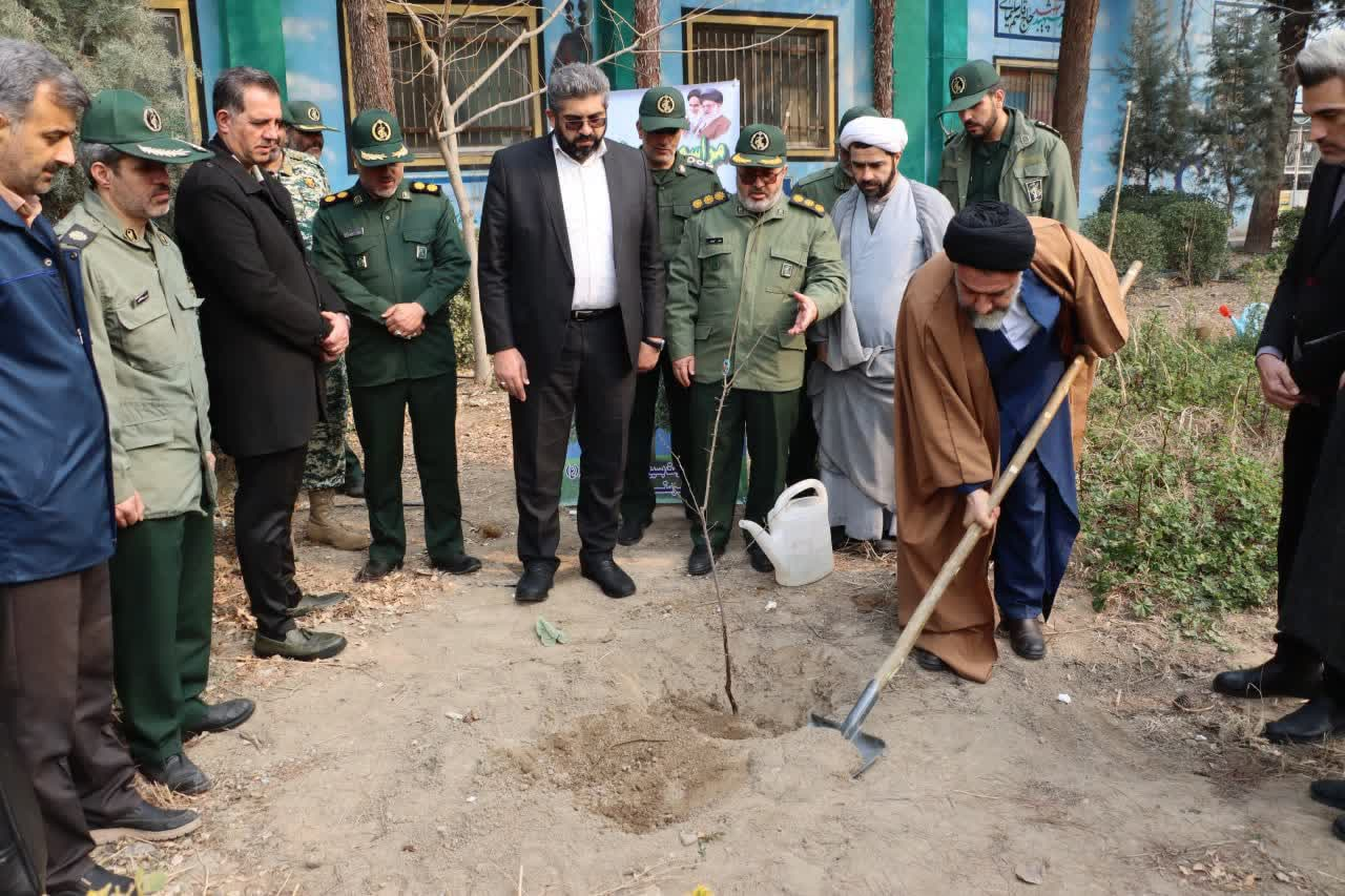 معلمان احسان و نیکوکاری را سرمشق دانش‌آموزان قرار دهند