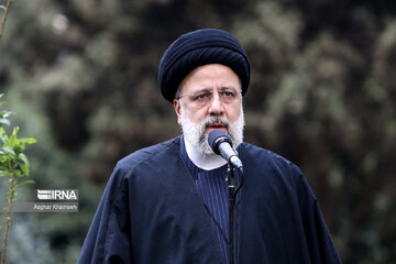Presidente iraní planta un árbol joven