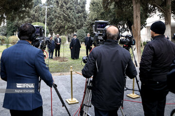 Presidente iraní planta un árbol joven