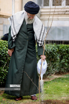 El Ayatolá Jamenei planta tres árboles jóvenes