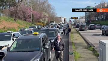 France : opérations escargot des taxis à Paris