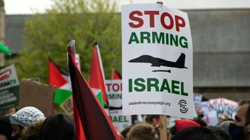 Des manifestants pro-palestiniens opposés à l’exportation d'armes britanniques vers Israël ont bloqué l'entrée d'une exposition d'armes à Bristol