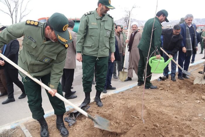 ۲ هزار نهال در محل استقرار لشکر عملیاتی پنج نصر مشهد کاشته شد