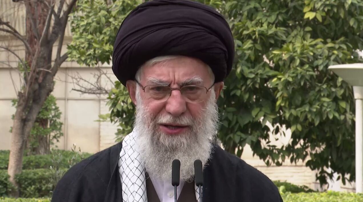 قائد الثورة الاسلامية: الشعب الإيراني أدى واجبه الاجتماعي والحضاري بمشاركته في الانتخابات