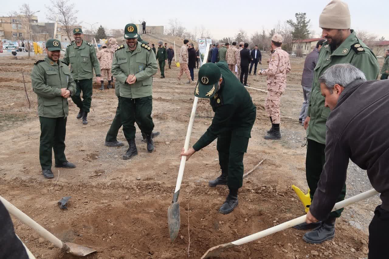 ۲ هزار نهال در محل استقرار لشکر عملیاتی پنج نصر مشهد کاشته شد