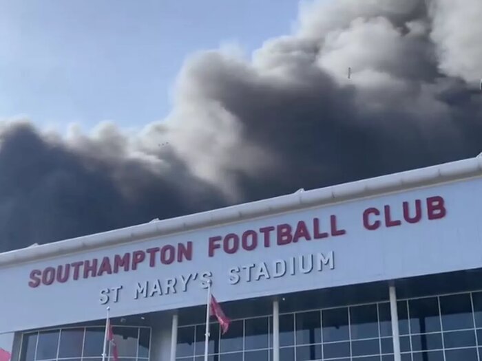 تعویق بازی لیگ انگلیس بهدلیل آتشسوزی مهیب در مجاورت ورزشگاه+ فیلم