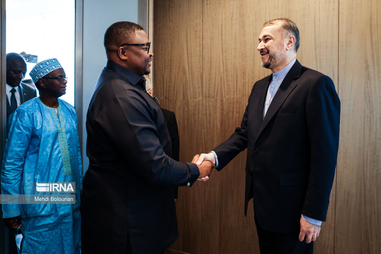 أمير عبداللهيان يجتمع مع وزير خارجية سيراليون أمير عبداللهيان يجتمع مع وزير خارجية سيراليون