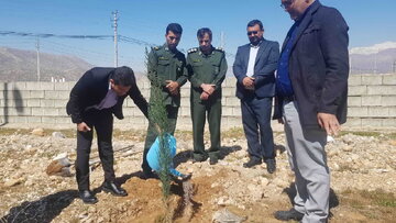 کارخانه های صنعتی کهگیلویه وبویراحمد نفس تازه می کشند/ کاشت ۲هزار نهال در شهرکها
