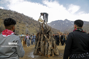 Celebración del Noruz en la aldea de Do Palureh en Kurdistán