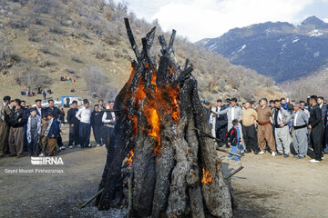 Celebración del Noruz en la aldea de Do Palureh en Kurdistán