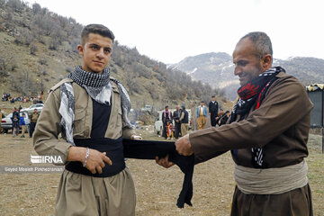 Celebración del Noruz en la aldea de Do Palureh en Kurdistán