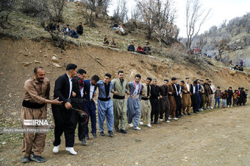 Celebración del Noruz en la aldea de Do Palureh en Kurdistán