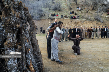 Celebración del Noruz en la aldea de Do Palureh en Kurdistán