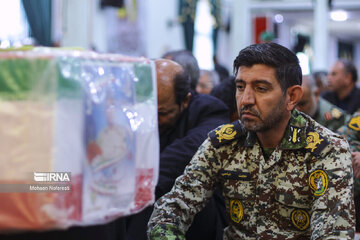 Funeral por el mártir Alireza Moazen en Biryand