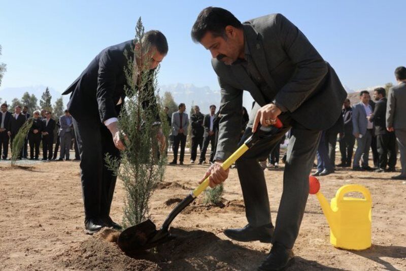 سفراء دول اسيوية، يغرسون شتلات في يزد سفراء دول اسيوية، يغرسون شتلات في يزد