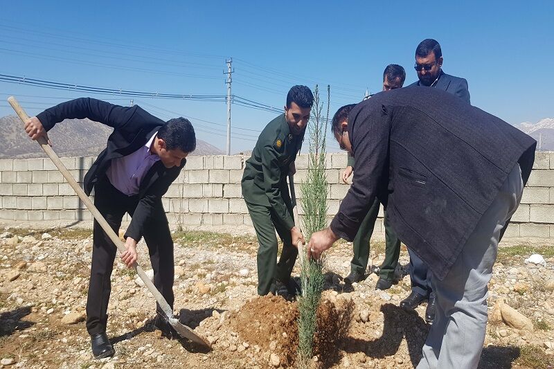 کارخانه های صنعتی کهگیلویه وبویراحمد نفس تازه می کشند/ کاشت ۲هزار نهال در شهرکها