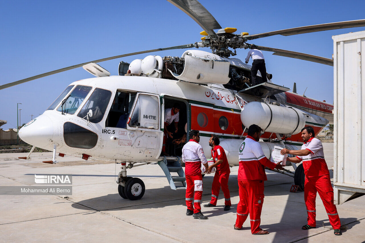 امدادرسانی هلال احمر به ۳۰ روستای سیستان و بلوچستان/۲ بالگرد امدادی در حال توزیع آب و غذا امدادرسانی هلال احمر به ۳۰ روستای سیستان و بلوچستان/۲ بالگرد امدادی در حال توزیع آب و غذا