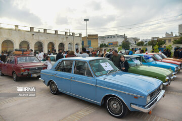 Reunión de coches clásicos en Bushehr