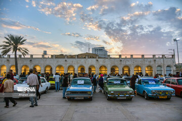 Reunión de coches clásicos en Bushehr