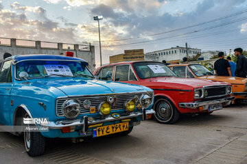 Reunión de coches clásicos en Bushehr