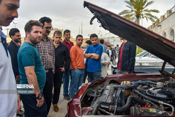 Reunión de coches clásicos en Bushehr