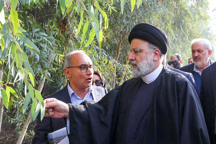 استقبال پرشور مردم انقلابی ایذه از رئیسجمهور توطئههای چندساله معاندین را خنثی کرد