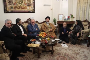 استاندار تهران همزمان با روز شهید با خانواده شهدا در شهریار دیدار کرد