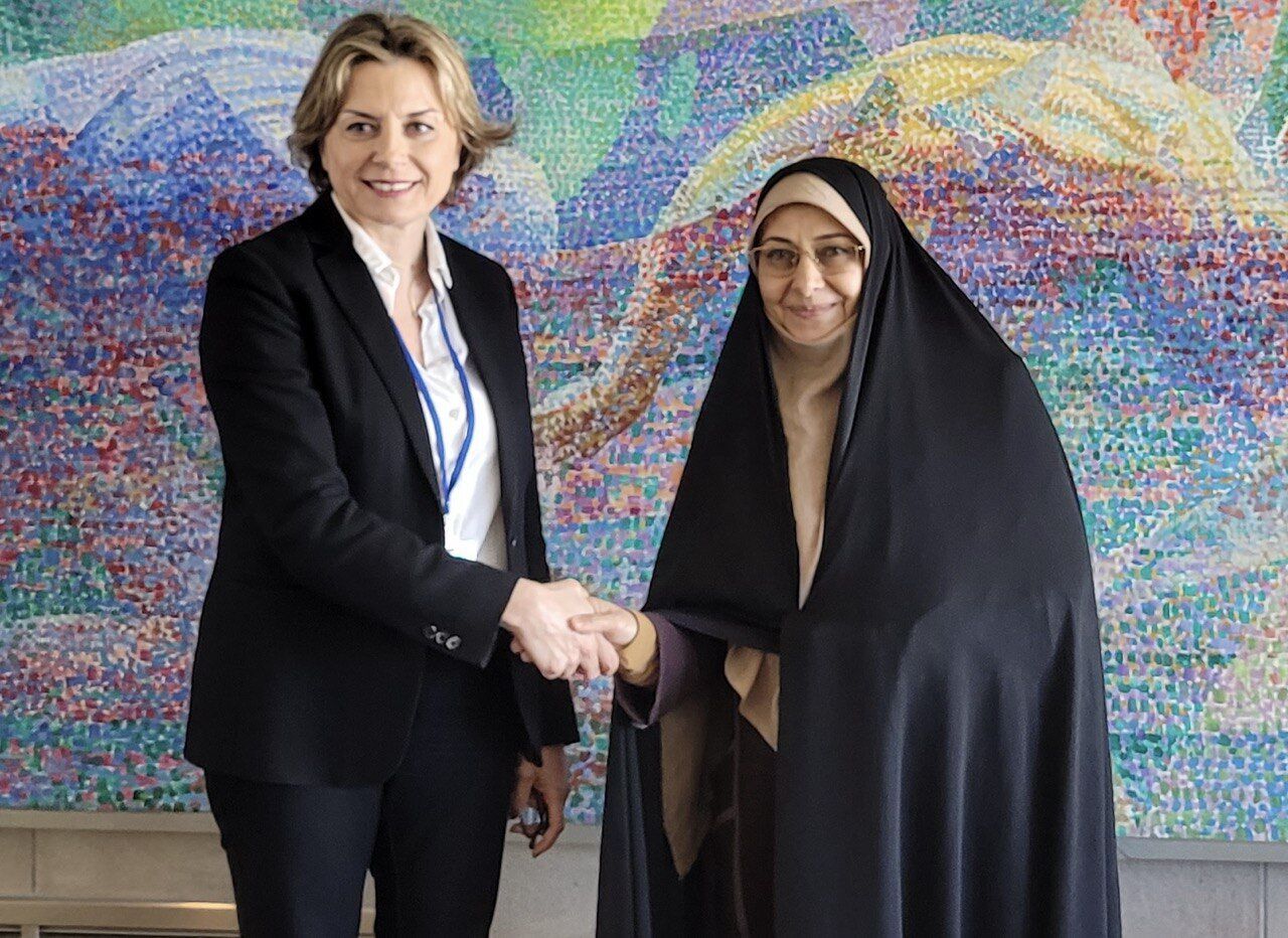 مساعدة الرئيس الإيراني تلتقي رئيسة الهيئة الوطنية لشؤون المرأة اللبنانية