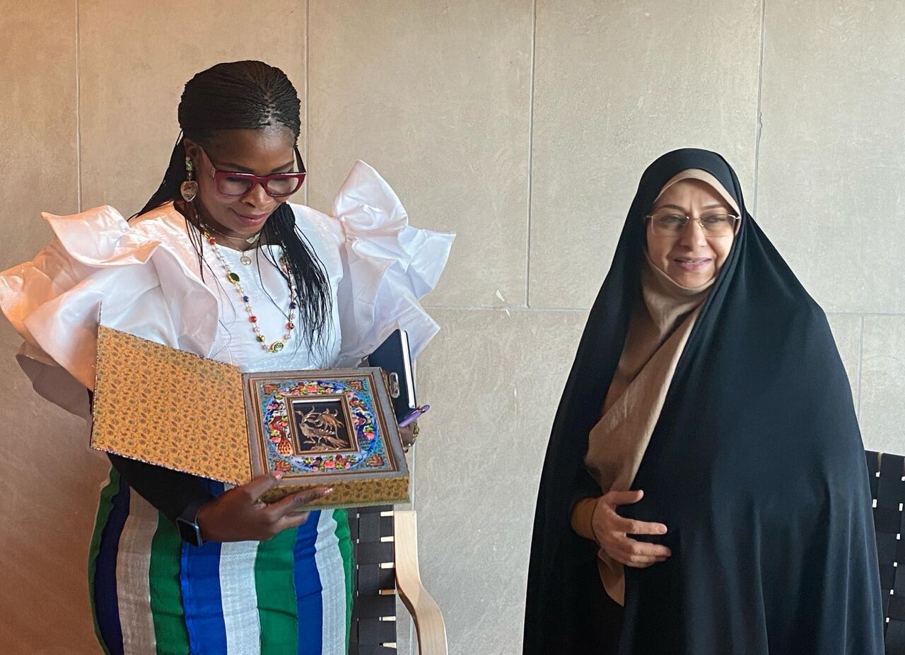 خزعلي تعرب عن أملها في توسيع العلاقات الاقتصادية بين إيران وسيراليون خزعلي تعرب عن أملها في توسيع العلاقات الاقتصادية بين إيران وسيراليون