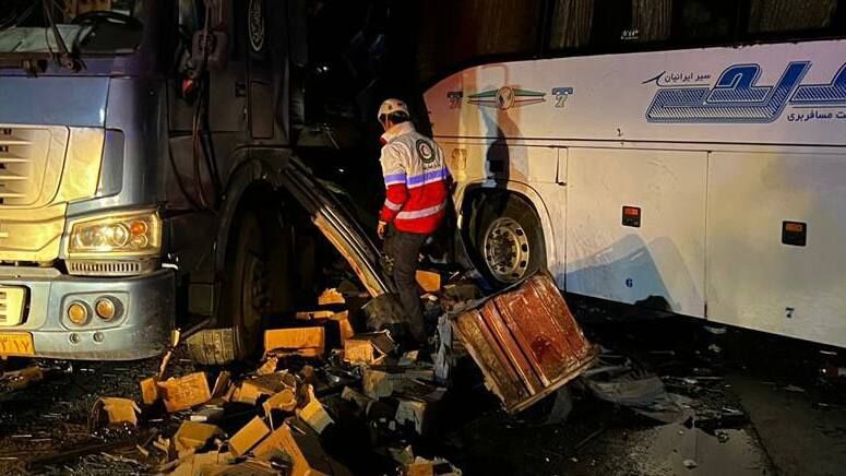تعداد مصدومان تصادف تریلر و اتوبوس در جاده ارومیه-تبریز به ۱۸ نفر رسید + فیلم