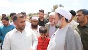 فیلم | گوشه هایی از حضور نماینده ولی فقیه در سیستان و بلوچستان در مناطق سیل‌زده دشتیاری