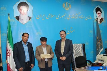 اهدای قرآن خطی ۱۰۰ ساله به سازمان اسناد یزد