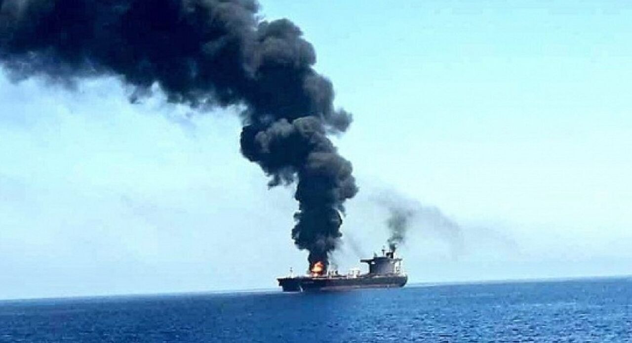 Yemeni forces attack oil tanker off Hodeida coast