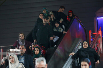 Despidiendo a los pasajeros de Noruz en la estación de tren en Teherán