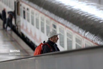 Despidiendo a los pasajeros de Noruz en la estación de tren en Teherán