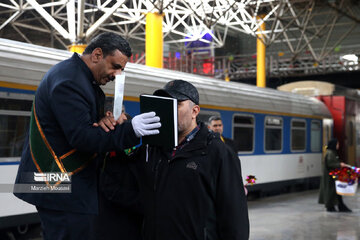 Despidiendo a los pasajeros de Noruz en la estación de tren en Teherán