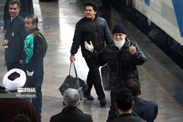 Despidiendo a los pasajeros de Noruz en la estación de tren en Teherán