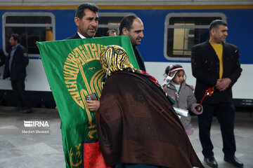 Despidiendo a los pasajeros de Noruz en la estación de tren en Teherán