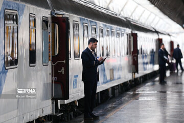 Despidiendo a los pasajeros de Noruz en la estación de tren en Teherán