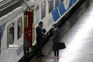 Despidiendo a los pasajeros de Noruz en la estación de tren en Teherán