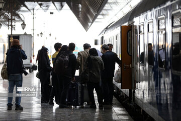 Despidiendo a los pasajeros de Noruz en la estación de tren en Teherán