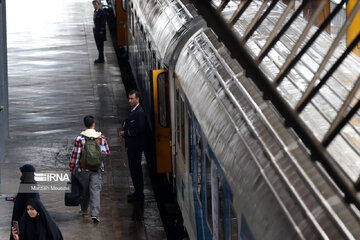 Despidiendo a los pasajeros de Noruz en la estación de tren en Teherán