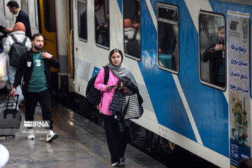 Despidiendo a los pasajeros de Noruz en la estación de tren en Teherán